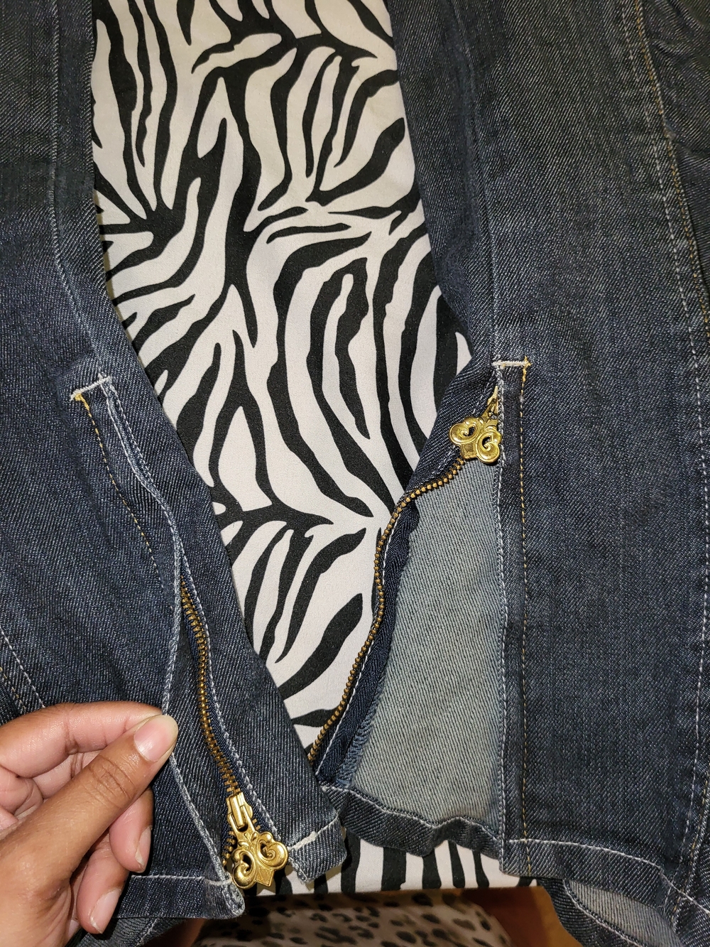 Y2K Dereon Denim Jeans with gold hardware and zebra print on back pockets - Picture 8 of 10